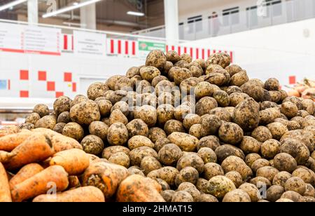 Patate fresche pronte per la vendita al supermercato Foto Stock