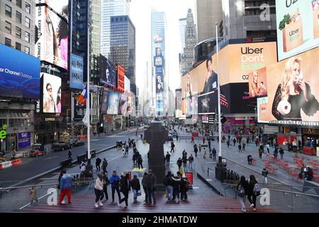 New York, Stati Uniti. 08th Feb 2022. I pedoni camminano a Times Square martedì 8 febbraio 2022 a New York City. Foto di John Angelillo/UPI Credit: UPI/Alamy Live News Foto Stock