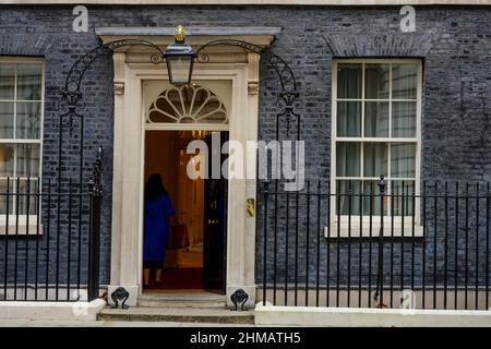 Porta d'ingresso del 10 Downing Street, 8th febbraio 2022, parzialmente aperta con persona all'interno. Credit: Malcolm Park/Alamy Foto Stock