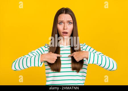 Foto di donna infelice turbata vestita camicia a righe puntando dita lei stesso isolato colore sfondo giallo Foto Stock