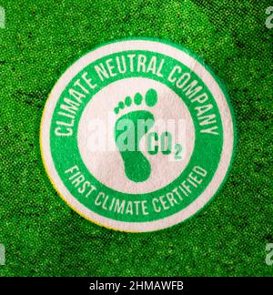 Un primo logo Climate Certified Neutral Company sulla confezione. Foto Stock