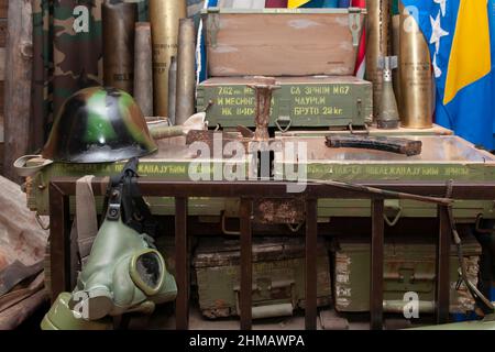 Armor esposto nel Museo del Tunnel noto anche come Tunel spasa costruito nel 1993 durante l'assedio di Sarajevo nel mezzo della guerra bosniaca, al fine di collegare la città di Sarajevo, Che è stato interamente tagliato da forze serbe, con territorio bosniaco dall'altra parte dell'aeroporto di Sarajevo, un'area controllata dalle Nazioni Unite. Foto Stock