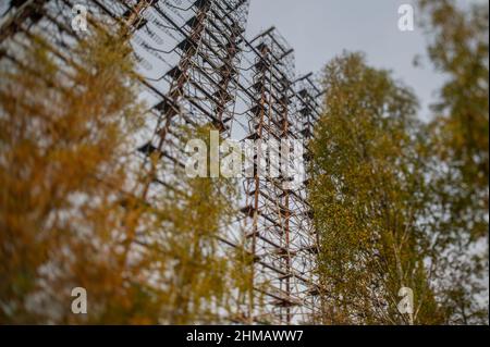 Il potente array di Duga era un radar sovietico segreto sopra l'orizzonte vicino alla centrale nucleare di Chernobyl ed è lungo 700m e alto 150m. Foto Stock