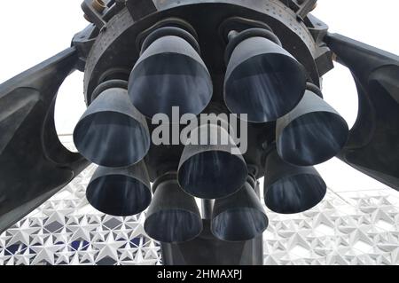 SpaceX Falcon 9 Rocket replica adorns the United States Pavilion at Expo Dubai in United Arab Emirates - 1 febbraio 2022. Foto Stock