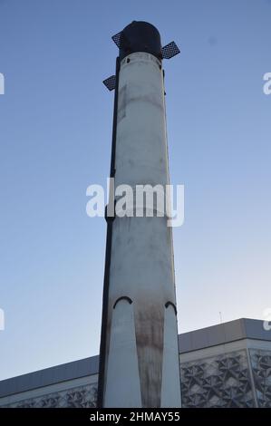 SpaceX Falcon 9 Rocket replica adorns the United States Pavilion at Expo Dubai in United Arab Emirates - 1 febbraio 2022. Foto Stock