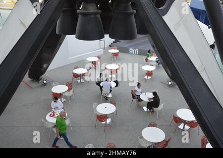 SpaceX Falcon 9 Rocket replica adorns the United States Pavilion at Expo Dubai in United Arab Emirates - 1 febbraio 2022. Foto Stock