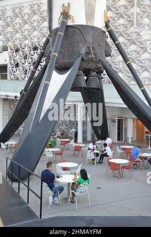 SpaceX Falcon 9 Rocket replica adorns the United States Pavilion at Expo Dubai in United Arab Emirates - 1 febbraio 2022. Foto Stock