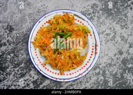 Snack indonesiano Bakwan, frittura di verdure servita con peperoncino fresco crudo Foto Stock