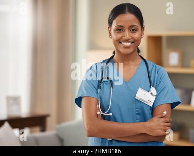 La buona salute inizia con un cuore sano. Ritratto di un giovane medico fiducioso. Foto Stock