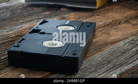 Videocassetta VHS su tavola rustica in legno Foto Stock