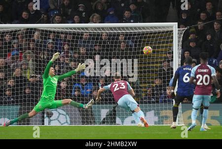 Burnley, Inghilterra, 8th febbraio 2022. Paul Pomba del Manchester United segna il suo primo goal durante la partita della Premier League al Turf Moor di Burnley. Il credito d'immagine dovrebbe leggere: Andrew Yates / Sportimage Foto Stock