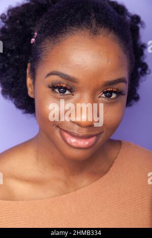 Un ritratto da vicino di una donna britannica sorridente verso la fotocamera Foto Stock