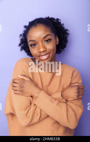 Un ritratto di studio di una giovane donna nera Foto Stock