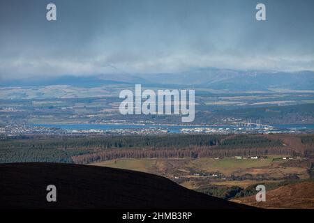 Guardando giù a Inverness dalla collina Carn na h Easgainn Foto Stock