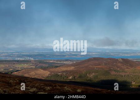 Guardando giù a Inverness dalla collina Carn na h Easgainn con la piccola collina di Meall Mor in primo piano Foto Stock