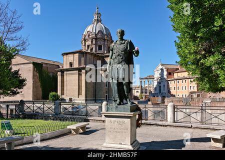 Statua in una strada pubblica dell'imperatore romano Gaio Giulio Cesare. Concetto di autorità, dominio, leadership e guida. Foto Stock