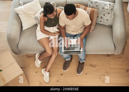 Ovunque tu vada, è la possibilità di creare nuovi ricordi. Scatto di una coppia utilizzando un notebook a casa. Foto Stock