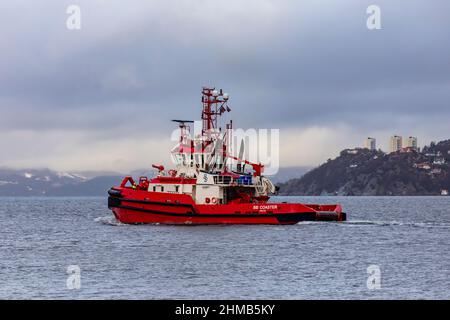 Una giornata grigia e piovosa. TUG Boat BB Coaster con partenza dal porto di Bergen, Norvegia Foto Stock