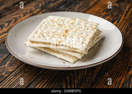 Piatto con focaccia ebraica per la Pasqua su sfondo di legno Foto Stock
