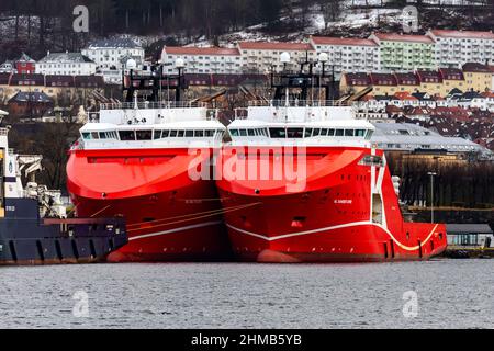 Le navi gemelle offshore AHTS per la movimentazione dei rimorchiatori KL Sandefjord e KL Saltfjord presso il molo di Skoltegrunnskaien, nel porto di Bergen, Norvegia. Foto Stock