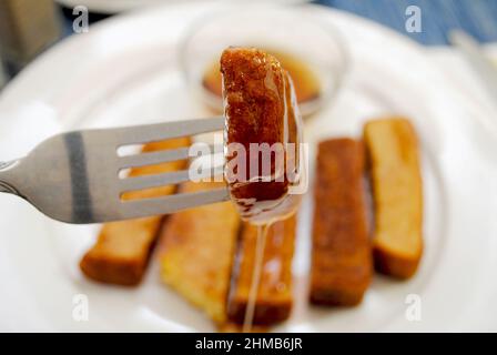 Immersione dei toast alla francese bastoncini in sciroppo d'acero Foto Stock