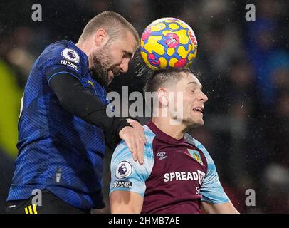 Burnley, Inghilterra, 8th febbraio 2022. Luke Shaw del Manchester United sfida James Tarkowski di Burnley durante la partita della Premier League a Turf Moor, Burnley. Il credito d'immagine dovrebbe leggere: Andrew Yates / Sportimage Foto Stock