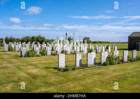 Tombe di guerra del Commonwealth presso il cimitero navale di Lyness, Lyness, isola di Hoy, Orkney, Scozia, REGNO UNITO Foto Stock