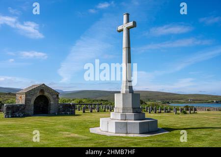 Monumento ai caduti presso il cimitero navale di Lyness, Lyness, Isola di Hoy, Orkney, Scozia, REGNO UNITO Foto Stock