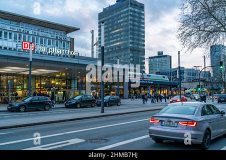 Stazione principale di Essen, skyline del centro città, Willy-Brandt-Platz, a Essen, NRW, Germania, Foto Stock