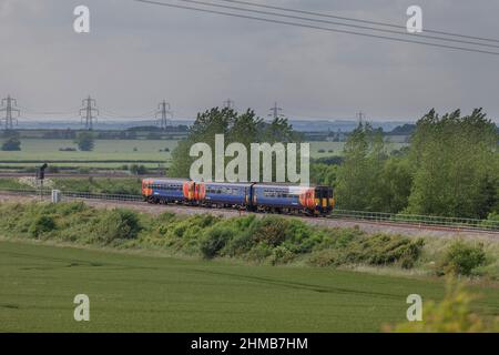 Allington (a ovest di Grantham) East Midlands treni classe 156 156411 + classe 153 153383 treno di lavoro 2S23 il 1545 Nottingham - Skegness Foto Stock
