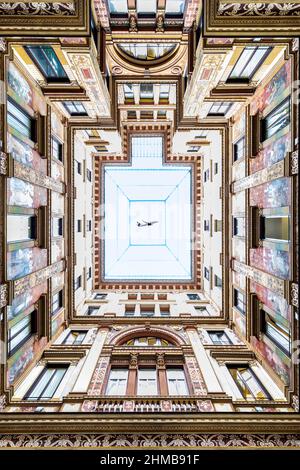 Le splendide facciate affrescate di Palazzo Sciarra, un palazzo nobile vicino alla Fontana di Trevi, nel cuore storico della Città Eterna Foto Stock