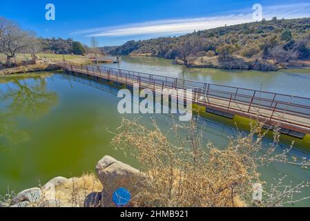 Ponte galleggiante sul lago Fain nella Prescott Valley, Arizona. Foto Stock