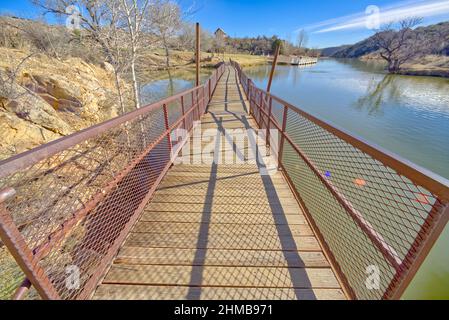 Ponte galleggiante sul lago Fain nella Prescott Valley, Arizona. Foto Stock