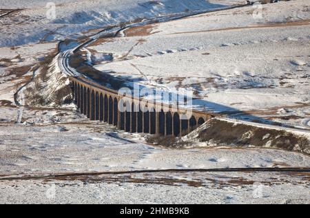 Il viadotto di Ribblehead, nello Yorkshire settentrionale, nelle valli dello Yorkshire, si stabilizza sulla ferrovia di Carlisle nella neve a metà inverno Foto Stock