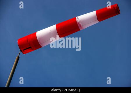 05 febbraio 2022, Meclemburgo-Pomerania occidentale, Warnemünde: Una sacca di tempesta soffia nel vento sul molo ovest presso il canale marittimo di Rostock. Foto: Jens Büttner/dpa-Zentralbild/ZB Foto Stock