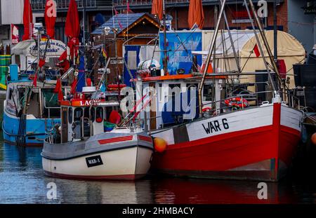 05 febbraio 2022, Meclemburgo-Pomerania occidentale, Warnemünde: Le barche da pesca sono ormeggiate al Vecchio torrente. Foto: Jens Büttner/dpa-Zentralbild/ZB Foto Stock