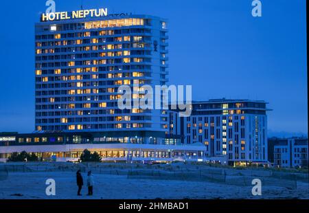 05 febbraio 2022, Meclemburgo-Pomerania occidentale, Warnemünde: L'Hotel Neptun in serata. Foto: Jens Büttner/dpa-Zentralbild/ZB Foto Stock