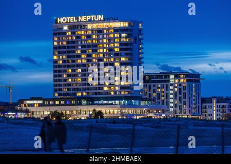 05 febbraio 2022, Meclemburgo-Pomerania occidentale, Warnemünde: L'Hotel Neptun in serata. Foto: Jens Büttner/dpa-Zentralbild/ZB Foto Stock