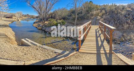 Ponte di attraversamento di Lynx Creek presso il lago Fain nella Prescott Valley, Arizona. Foto Stock