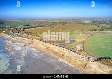 Vista aerea delle difese marine danneggiate di Climping Beach, con il vecchio muro di cemento rotto che offre una certa protezione alla nuova banca di ghiaia. Foto Stock