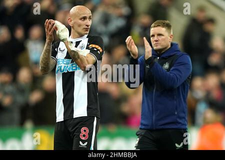 Eddie Howe (a destra), direttore del Newcastle United, e Jonjo Shelvey applaudono i fan dopo il fischio finale della partita della Premier League al St James' Park, Newcastle. Data immagine: Martedì 8 febbraio 2022. Foto Stock