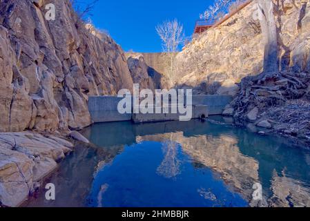 Vista da sotto Fain Lake Dam in Prescott Valley Arizona. Aperto al pubblico, non è necessario rilasciare la proprietà. Foto Stock