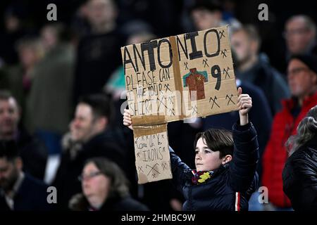 Londra, Regno Unito. 6th Feb 2022. Un giovane fan del West Ham tiene in mano un cartello fatto in casa che chiede la maglietta di Michail Antonio (West Ham) durante la partita West Ham vs Watford Premier League allo stadio di Londra Stratford. Credit: MARTIN DALTON/Alamy Live News Foto Stock