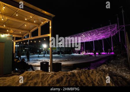 Toronto, Canada. 07th Feb 2022. La gente pattina lungo una pista di ghiaccio all'aperto luminosa. La mostra invernale Nordic Lights Outdoor, una mostra di arte leggera nordica e canadese al Toronto Harbourfront Centre, co-prodotta con Fjord Studio. Credit: SOPA Images Limited/Alamy Live News Foto Stock