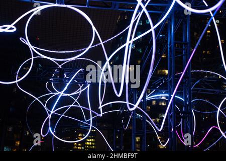 Toronto, Canada. 07th Feb 2022. ‘Pressure’ di Hans E. Madsen e Frederik D. Houds, è un pezzo costituito da una serie di 300 metri di luci a LED RGB pulsate che assomigliano a un doodle, avvolte intorno a una grande costruzione. La mostra invernale Nordic Lights Outdoor è una mostra di arte leggera nordica e canadese presso il Toronto Harbourfront Centre, co-prodotto con Fjord Studio. Credit: SOPA Images Limited/Alamy Live News Foto Stock