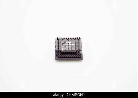 Vecchio processore su sfondo bianco Foto Stock