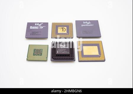 Vecchio processore su sfondo bianco Foto Stock