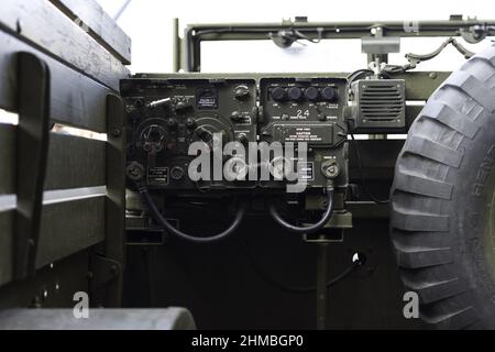 Esercito militare camion Dodge M37 dotato di una radio di telecomunicazioni Foto Stock