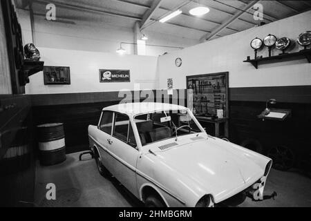 Vecchia officina meccanica in disuso con un DAF 33 smontato Foto Stock