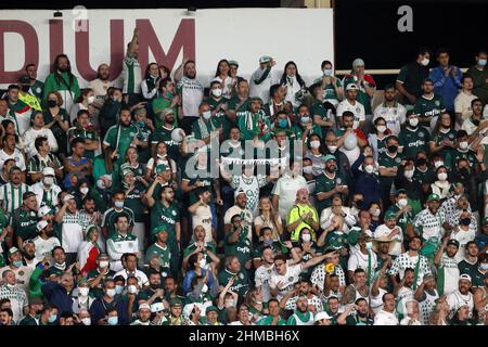 8th febbraio 2022 ;Stadio al-Nahyan, Abu Dhabi, Emirati Arabi Uniti; Semifinale della Coppa del mondo di club, Palmeiras contro al Ailly; sostenitori di Palmeiras Foto Stock